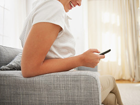 女手玩的触摸屏手机上的特写照片