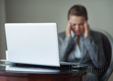 強(qiáng)調(diào)的業(yè)務(wù) woma 公司與手機(jī)和筆記本電腦桌上特寫