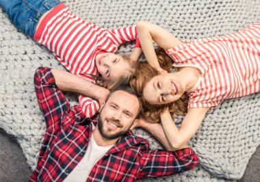 快樂年輕的家庭圖片