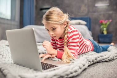 女孩使用的便携式计算机