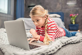 女孩使用的便携式计算机