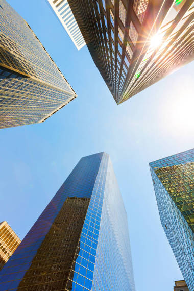 摩天大楼对蓝蓝的天空