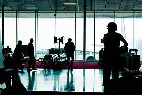 人去注册的候车大厅图片