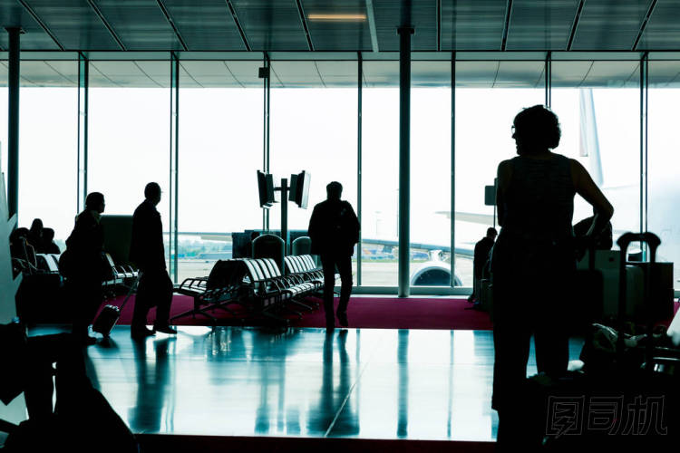 人去注冊(cè)的候車大廳圖片