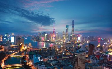 在上海外灘天際線的黃昏的空中攝影