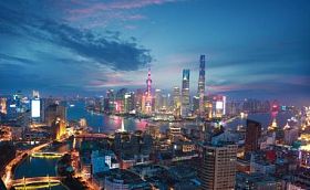 在上海外滩天际线的黄昏的空中摄影