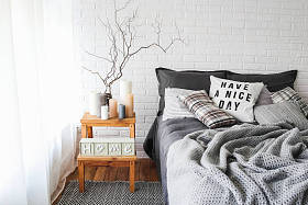  在灰色的颜色卧室内政