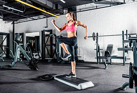 在健身房锻炼的女人 