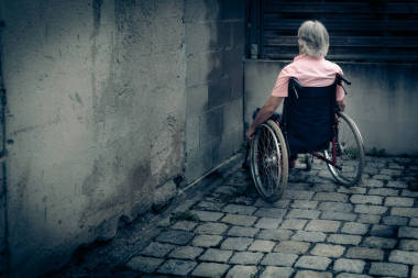 老人的轮椅、 隔离和孤独概念