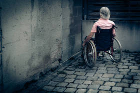 老人的轮椅、 隔离和孤独概念