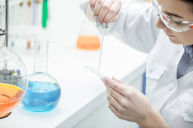 在實驗室工作的科學家圖片