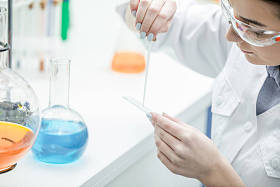 在实验室工作的科学家图片