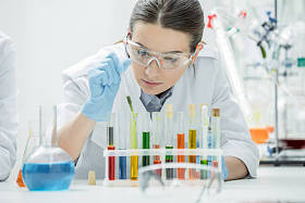 女科学家在实验室