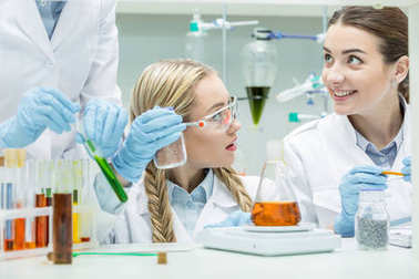 女科学家在实验室里图片
