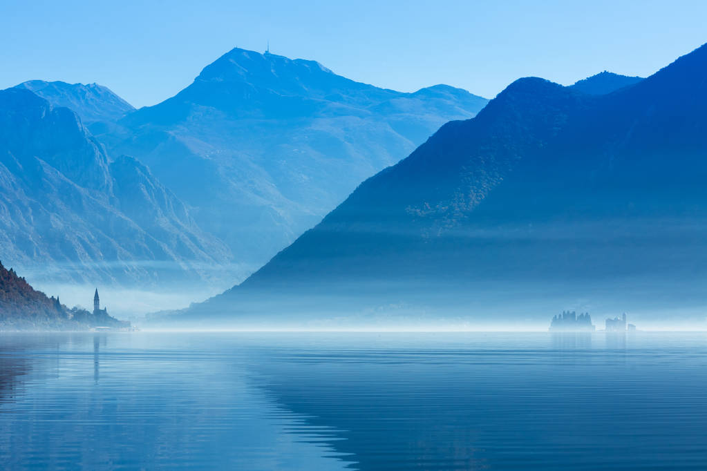 Perast 和群岛在雾中 Perast 和群岛在雾中
