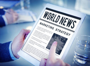 商人手里拿著數(shù)碼平板電腦