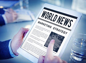 商人手里拿着数码平板电脑