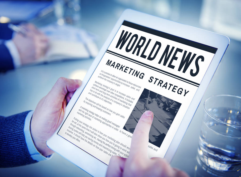 商人手里拿着数码平板电脑