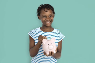 小女孩控股儲(chǔ)錢罐