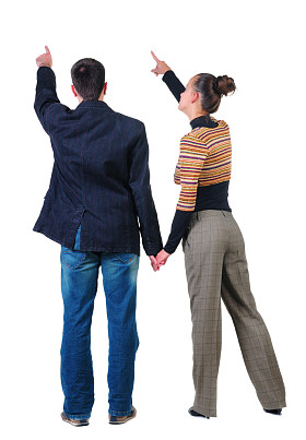 后指着墙上的年轻夫妇观.图片