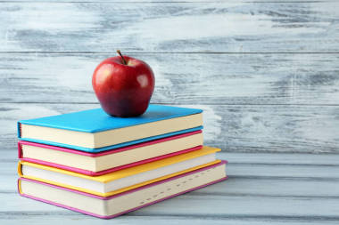 书籍和苹果组成图片