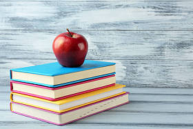 书籍和苹果组成图片