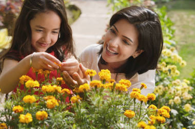 母親和女兒在花園中