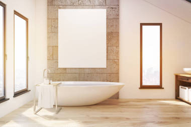 一间带浴室的内部缩小 windows、 木制浴缸、 混凝土和白色的墙壁和一个大型垂直海报站在架子上