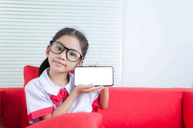 亞洲的小女孩，在泰國(guó)的學(xué)生制服顯示空白屏幕 m