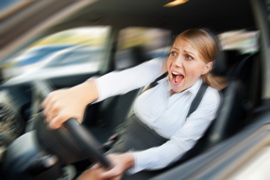 女性開(kāi)的車和尖叫