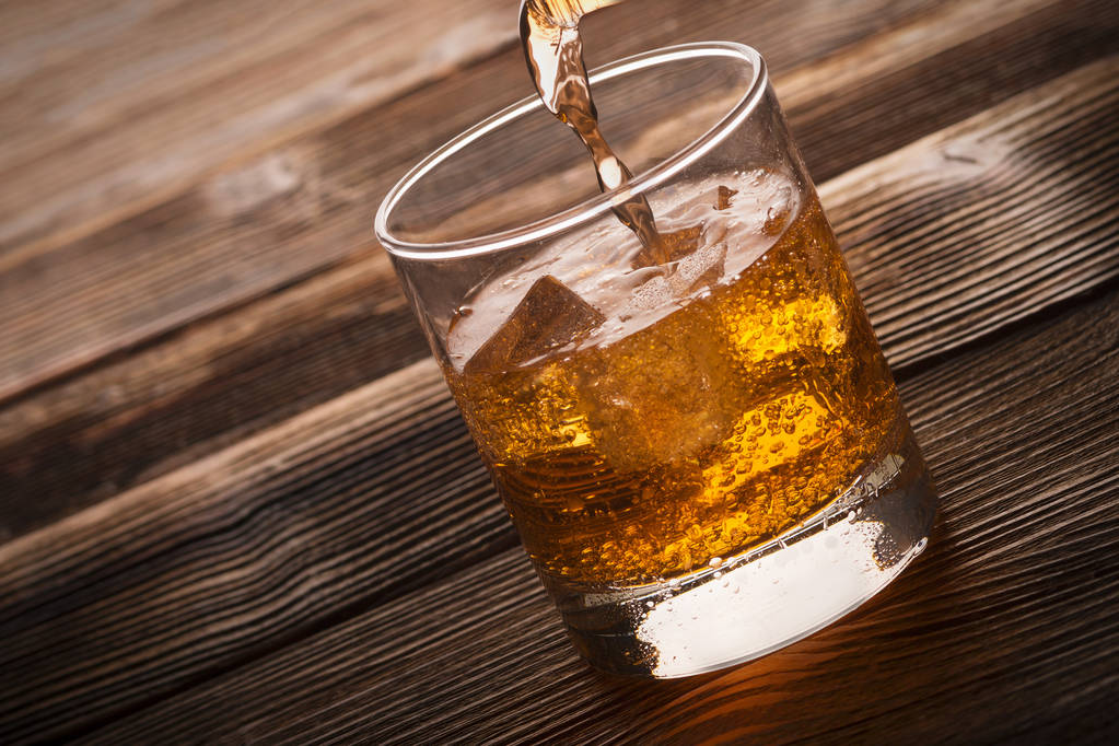 开胃酒加冰图片