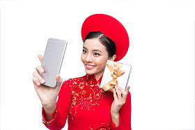 在传统的节日服装的亚洲美女图片