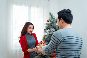 圣诞节对亚裔夫妇照片