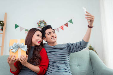 圣誕節(jié)對(duì)亞裔夫婦