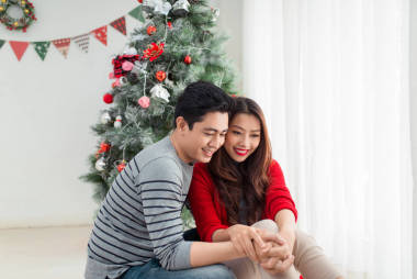 圣誕節(jié)對(duì)亞裔夫婦