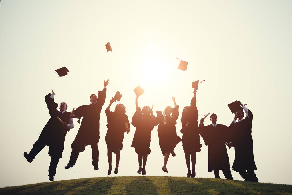 组的学生在毕业典礼上图片