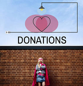 在超级英雄服装的女孩图片