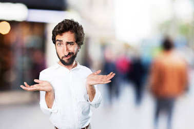 在困惑擺姿勢與擔(dān)憂的表情的人