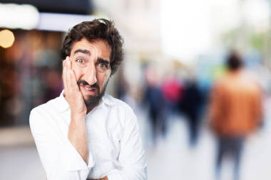 男人在困惑擺姿勢與悲傷的表情