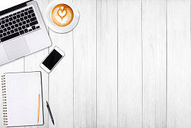 顶视图手提电脑或笔记本、 手机和杯拿铁艺术咖啡木制的桌子上