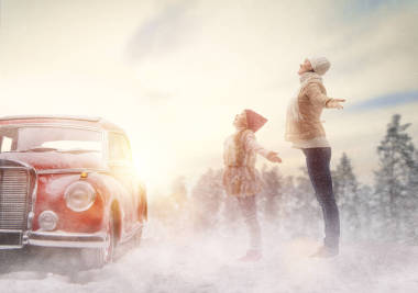 母親、 兒童和老式的汽車