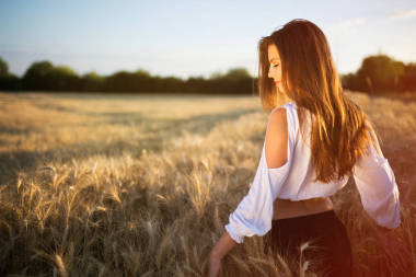 美丽的女人，在小麦草甸