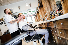 男性接受头发胡子治疗照片