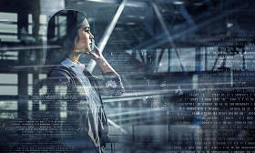 曝光的女商人和城市景观。混合媒体