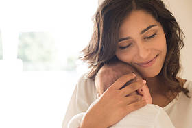 初生婴儿的女人