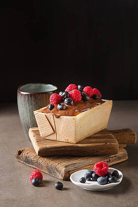 圣诞蛋糕巧克力糖霜、 蓝莓和 raspberr