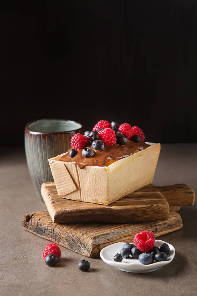 圣诞蛋糕巧克力糖霜、 蓝莓和 raspberr 圣诞蛋糕巧克力糖霜、 蓝莓和 raspberr