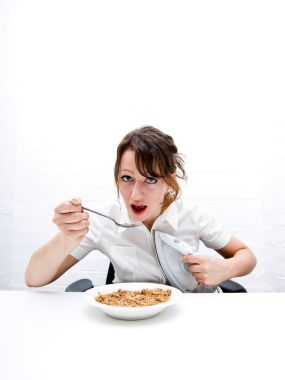 女商人熨衬衫图片