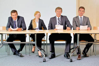 商务人士坐在办公室