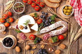 卡门培尔奶酪和木板零食图片